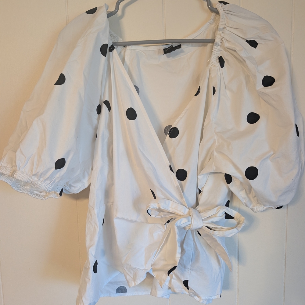 Worthington White and Black Puff Sleeve Wrap Blouse